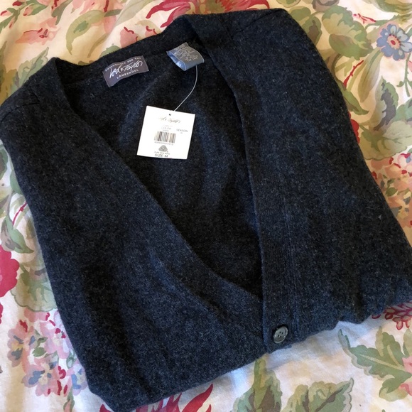 Vintage LORD & TAYLOR  Size Medium 100% Pure New Wool Deep-V Button Cardigan NEW - Picture 2 of 15